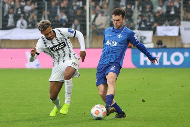 30.11.2025, Fussball, Herren, 2. Bundesliga, Saison 2025 2026, SV 07 Elversberg - SV Darmstadt 98, Bambase Conte (SV 07 Elversberg), Sergio Lopez (SV Darmstadt 98) Elversberg Ursapharm-Arena an der Kaiserlinde Saarland Deutschland (DEU)