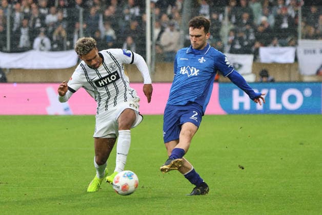 30.11.2025, Fussball, Herren, 2. Bundesliga, Saison 2025 2026, SV 07 Elversberg - SV Darmstadt 98, Bambase Conte (SV 07 Elversberg), Sergio Lopez (SV Darmstadt 98) Elversberg Ursapharm-Arena an der Kaiserlinde Saarland Deutschland (DEU)
