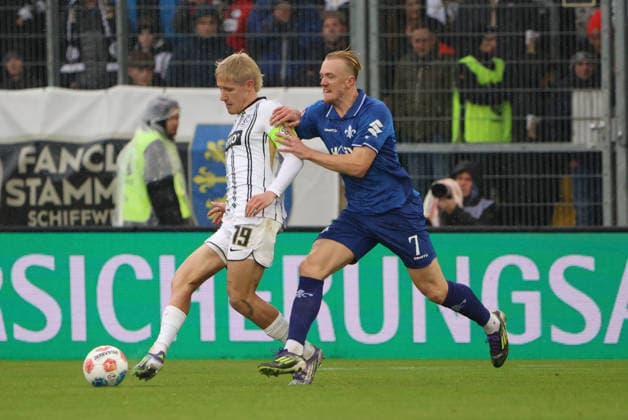 30.11.2025, Fussball, Herren, 2. Bundesliga, Saison 2025 2026, SV 07 Elversberg - SV Darmstadt 98, Lukas Pinckert (SV 07 Elversberg), Isac Lidberg (SV Darmstadt 98) Elversberg Ursapharm-Arena an der Kaiserlinde Saarland Deutschland (DEU)