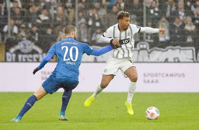 30.11.2025, xhbx, Fussball 2.Bundesliga, SV Elversberg - SV Darmstadt 98 v.l. Aleksandar Vukotic (SV Darmstadt 98), Bambase Conte (SV Elversberg) (DFL DFB REGULATIONS PROHIBIT ANY USE OF PHOTOGRAPHS as IMAGE SEQUENCES and or QUASI-VIDEO) Elversberg