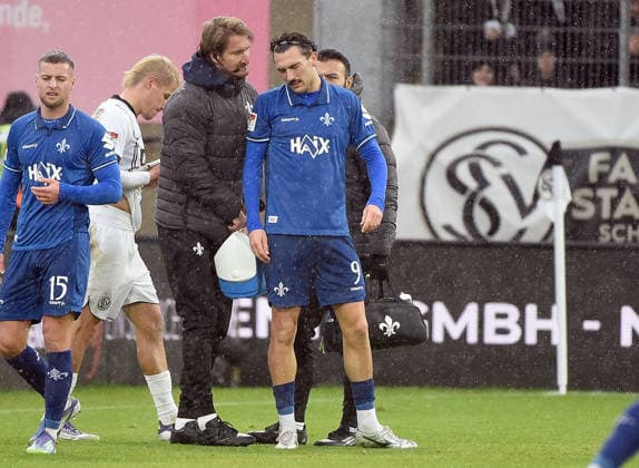 30.11.2025, xhbx, Fussball 2.Bundesliga, SV Elversberg - SV Darmstadt 98 v.l. Fraser Hornby (SV Darmstadt 98) verletzt, Verletzung, (DFL DFB REGULATIONS PROHIBIT ANY USE OF PHOTOGRAPHS as IMAGE SEQUENCES and or QUASI-VIDEO) Elversberg