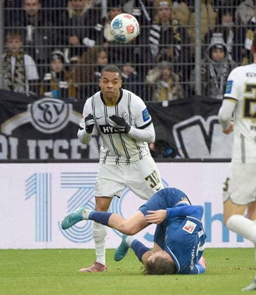 30.11.2025, xhbx, Fussball 2.Bundesliga, SV Elversberg - SV Darmstadt 98 v.l. Jan Gyamerah (SV Elversberg), Luca Marseiler (SV Darmstadt 98) (DFL DFB REGULATIONS PROHIBIT ANY USE OF PHOTOGRAPHS as IMAGE SEQUENCES and or QUASI-VIDEO) Elversberg