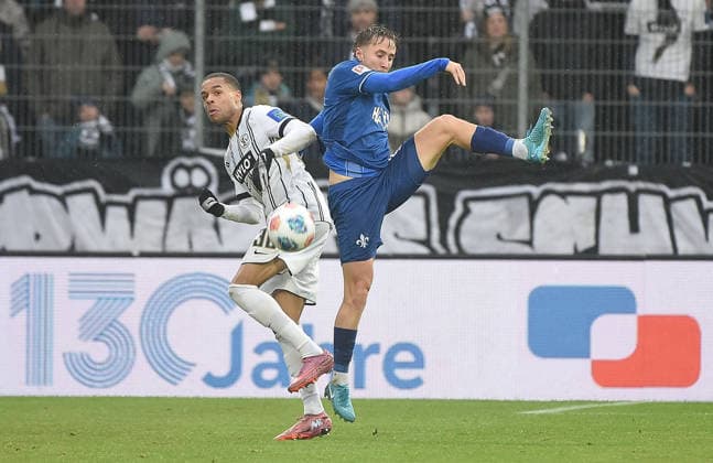 30.11.2025, xhbx, Fussball 2.Bundesliga, SV Elversberg - SV Darmstadt 98 v.l. Jan Gyamerah (SV Elversberg), Luca Marseiler (SV Darmstadt 98) (DFL DFB REGULATIONS PROHIBIT ANY USE OF PHOTOGRAPHS as IMAGE SEQUENCES and or QUASI-VIDEO) Elversberg