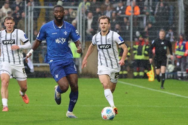 30.11.2025, Fussball, Herren, 2. Bundesliga, Saison 2025 2026, SV 07 Elversberg - SV Darmstadt 98, Patric Pfeiffer (SV Darmstadt 98), Tom Zimmerschied (SV 07 Elversberg) Elversberg Ursapharm-Arena an der Kaiserlinde Saarland Deutschland (DEU)