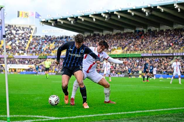 Club Brugge v Royal Antwerp FC - Jupiler Pro League BRUGGE, BELGIUM - NOVEMBER 30 : Tzolis Christos forward of Club Brugge and Tsunashima Yuto midfielder of Royal Antwerp FC during the Jupiler Pro League match between Club Brugge and Royal Antwerp FC on November 30, 2025 in Brugge, Belgium, 30 11 2025 Brugge Belgium  Copyright: xJanxDexMeuleneirx