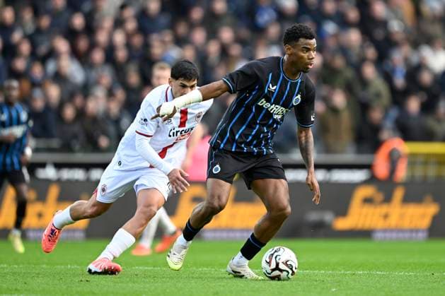 Club Brugge v Royal Antwerp FC - Jupiler Pro League BRUGGE, BELGIUM - NOVEMBER 30 : Onyedika Nwadike Raphael midfielder of Club Brugge is been chased by Benitez Mauricio midfielder of Royal Antwerp FC during the Jupiler Pro League match between Club Brugge and Royal Antwerp FC on November 30, 2025 in Brugge, Belgium, 30 11 2025 Brugge Belgium  Copyright: xNicoxVereeckenx