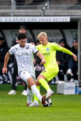 v.li.: Berk Inaler (SVS, 18), Per Lockl (Kickers, 21), Zweikampf, Spielszene, Duell, duel, tackle, tackling, Dynamik, Action, Aktion, 30.11.2025, Sandhausen (Deutschland), Fussball, Regionalliga Südwest, SV Sandhausen - SV Stuttgarter Kickers