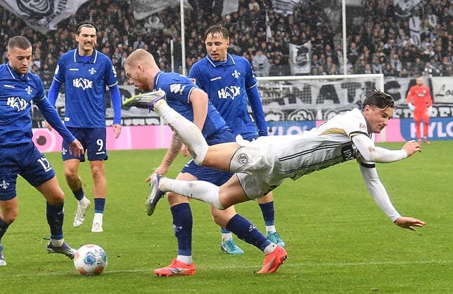 30.11.2025, xhbx, Fussball 2.Bundesliga, SV Elversberg - SV Darmstadt 98 v.l. Kai Klefisch (SV Darmstadt 98), Lukas Petkov (SV Elversberg) (DFL DFB REGULATIONS PROHIBIT ANY USE OF PHOTOGRAPHS as IMAGE SEQUENCES and or QUASI-VIDEO) Elversberg