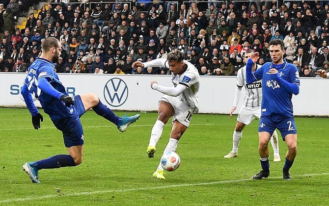 30.11.2025, xhbx, Fussball 2.Bundesliga, SV Elversberg - SV Darmstadt 98 v.l. Aleksandar Vukotic (SV Darmstadt 98), Younes Ebnoutalib (SV Elversberg), Segio Lopez (SV Darmstadt 98) (DFL DFB REGULATIONS PROHIBIT ANY USE OF PHOTOGRAPHS as IMAGE SEQUENCES and or QUASI-VIDEO) Elversberg