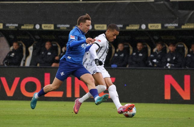 30.11.2025, Fussball, Herren, 2. Bundesliga, Saison 2025 2026, SV 07 Elversberg - SV Darmstadt 98, Luca Marseiler (SV Darmstadt 98) Jan Gyamerah (SV 07 Elversberg) Elversberg Ursapharm-Arena an der Kaiserlinde Saarland Deutschland (DEU)