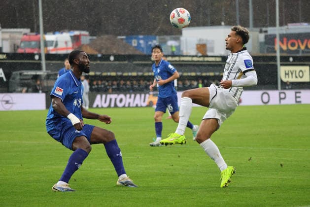 30.11.2025, Fussball, Herren, 2. Bundesliga, Saison 2025 2026, SV 07 Elversberg - SV Darmstadt 98, Bambase Conte (SV 07 Elversberg), Patric Pfeiffer (SV Darmstadt 98) Elversberg Ursapharm-Arena an der Kaiserlinde Saarland Deutschland (DEU)