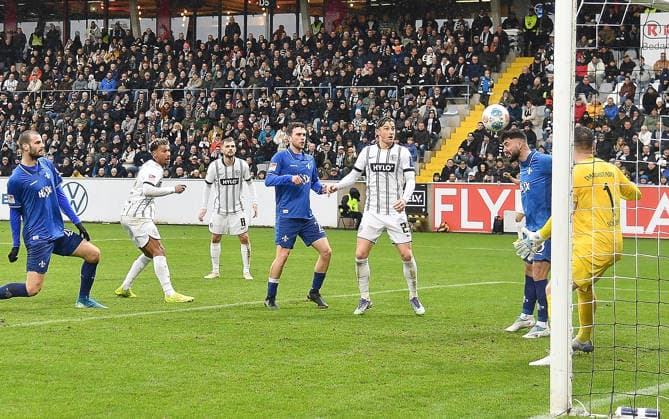 30.11.2025, xhbx, Fussball 2.Bundesliga, SV Elversberg - SV Darmstadt 98 v.l. Aleksandar Vukotic (SV Darmstadt 98), Younes Ebnoutalib (SV Elversberg), Lukasz Poreba (SV Elversberg), Segio Lopez (SV Darmstadt 98), Lukas Petkov (SV Elversberg), Marco Richter (SV Darmstadt 98), Marcel Schuhen (SV Darmstadt 98) (DFL DFB REGULATIONS PROHIBIT ANY USE OF PHOTOGRAPHS as IMAGE SEQUENCES and or QUASI-VIDEO) Elversberg
