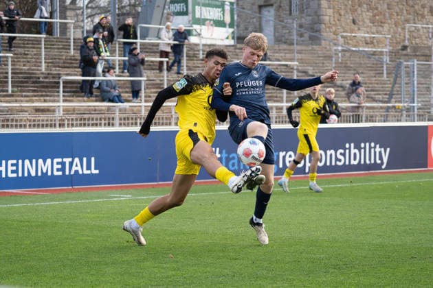 Marlon Lakaemper (SC Wiedenbrueck, 07) im Zweikampf gegen Jordi Paulina (Borussia Dortmund U23, 23) BVB Borussia Dortmund U23 vs. SC Wiedenbrueck, Fussball, Regionalliga West, 17. Spieltag, Saison 2025 2026, 30.11.2025 BVB Borussia Dortmund U23 vs. SC Wiedenbrueck, Fussball, Regionalliga West, 17. Spieltag, Saison 2025 2026, 30.11.2025 Dortmund Copyright: xEibner-Pressefoto DamianxKruczynx EP_DKI
