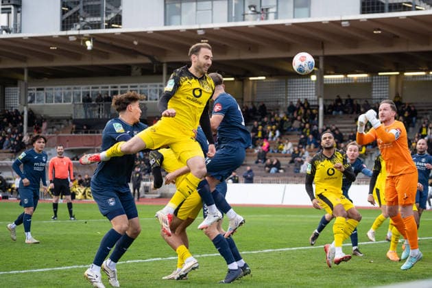 Michael Eberwein (Borussia Dortmund U23, 14) im Duell gegen Marcel Hoelscher (SC Wiedenbrueck, 01) BVB Borussia Dortmund U23 vs. SC Wiedenbrueck, Fussball, Regionalliga West, 17. Spieltag, Saison 2025 2026, 30.11.2025 BVB Borussia Dortmund U23 vs. SC Wiedenbrueck, Fussball, Regionalliga West, 17. Spieltag, Saison 2025 2026, 30.11.2025 Dortmund Copyright: xEibner-Pressefoto DamianxKruczynx EP_DKI