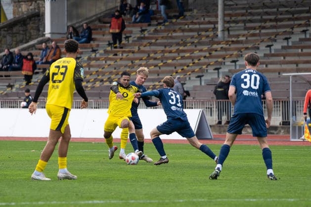 Almugera Raouf Kabar (Borussia Dortmund U23, 42) gegen Marlon Lakaemper (SC Wiedenbrueck, 07) und Fabio Riedl (SC Wiedenbrueck, 31) BVB Borussia Dortmund U23 vs. SC Wiedenbrueck, Fussball, Regionalliga West, 17. Spieltag, Saison 2025 2026, 30.11.2025 BVB Borussia Dortmund U23 vs. SC Wiedenbrueck, Fussball, Regionalliga West, 17. Spieltag, Saison 2025 2026, 30.11.2025 Dortmund Copyright: xEibner-Pressefoto DamianxKruczynx EP_DKI