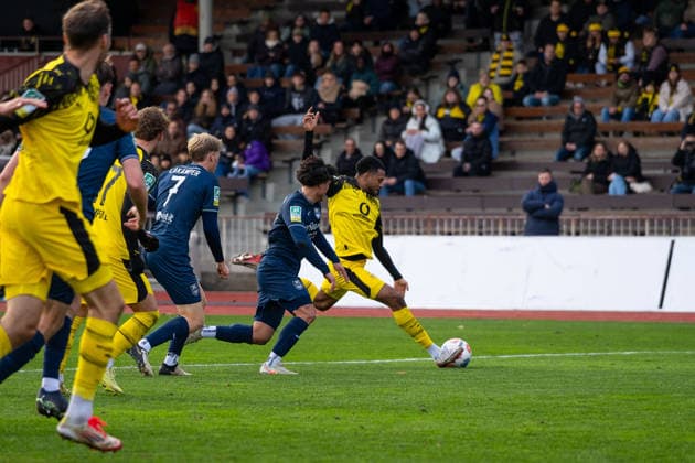 Almugera Raouf Kabar (Borussia Dortmund U23, 42) mit dem Schuss zum Tor BVB Borussia Dortmund U23 vs. SC Wiedenbrueck, Fussball, Regionalliga West, 17. Spieltag, Saison 2025 2026, 30.11.2025 BVB Borussia Dortmund U23 vs. SC Wiedenbrueck, Fussball, Regionalliga West, 17. Spieltag, Saison 2025 2026, 30.11.2025 Dortmund Copyright: xEibner-Pressefoto DamianxKruczynx EP_DKI