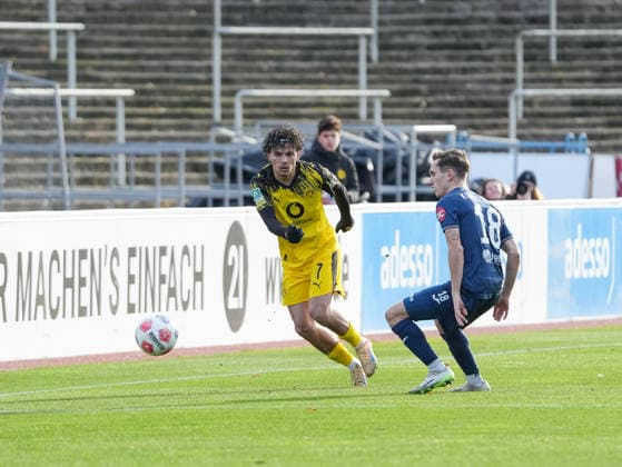 Babis Drakas (Borussia Dortmund U23, 07) im Zweikampf gegen Timo Kondziella (SC Wiedenbrueck, 18) BVB Borussia Dortmund U23 vs. SC Wiedenbrueck, Fussball, Regionalliga West, 17. Spieltag, Saison 2025 2026, 30.11.2025 BVB Borussia Dortmund U23 vs. SC Wiedenbrueck, Fussball, Regionalliga West, 17. Spieltag, Saison 2025 2026, 30.11.2025 Dortmund Copyright: xEibner-Pressefoto DamianxKruczynx EP_DKI