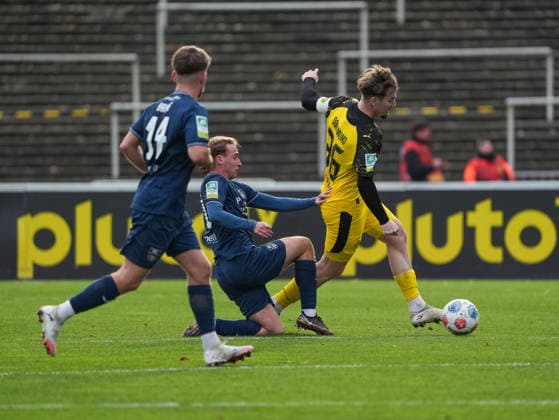 Tony Reitz (Borussia Dortmund U23, 36) wird im Lauf gezogen BVB Borussia Dortmund U23 vs. SC Wiedenbrueck, Fussball, Regionalliga West, 17. Spieltag, Saison 2025 2026, 30.11.2025 BVB Borussia Dortmund U23 vs. SC Wiedenbrueck, Fussball, Regionalliga West, 17. Spieltag, Saison 2025 2026, 30.11.2025 Dortmund Copyright: xEibner-Pressefoto DamianxKruczynx EP_DKI