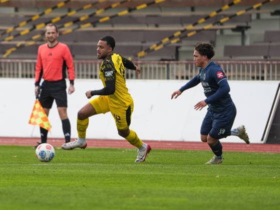 Almugera Raouf Kabar (Borussia Dortmund U23, 42) gegen Christian Stabenau (SC Wiedenbrueck, 19) BVB Borussia Dortmund U23 vs. SC Wiedenbrueck, Fussball, Regionalliga West, 17. Spieltag, Saison 2025 2026, 30.11.2025 BVB Borussia Dortmund U23 vs. SC Wiedenbrueck, Fussball, Regionalliga West, 17. Spieltag, Saison 2025 2026, 30.11.2025 Dortmund Copyright: xEibner-Pressefoto DamianxKruczynx EP_DKI