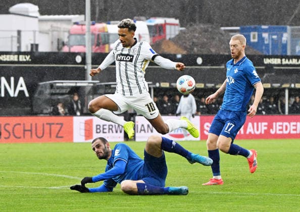 Fussball - 2.Bundesliga - Saison 2025 26 30.11.2025 Ursapharm-Arena SV Elversberg (elv) - SV Darmstadt 98 (da) Bambase CONTE (SV Elversberg), oben, Aleksandar VUKOTIC (SV Darmstadt 98) Fussball - 2. Bundesliga - SV Elversberg