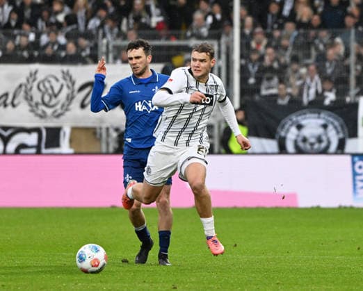 Fussball - 2.Bundesliga - Saison 2025 26 30.11.2025 Ursapharm-Arena SV Elversberg (elv) - SV Darmstadt 98 (da) Sergio LOPEZ (SV Darmstadt 98), li - Lukas PETKOV (SV Elversberg) Fussball - 2. Bundesliga - SV Elversberg
