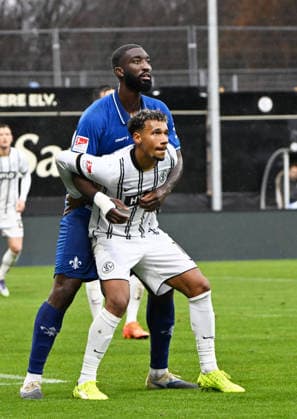 Fussball - 2.Bundesliga - Saison 2025 26 30.11.2025 Ursapharm-Arena SV Elversberg (elv) - SV Darmstadt 98 (da) Patric PFEIFFER (SV Darmstadt 98), li - Bambase CONTE (SV Elversberg) Fussball - 2. Bundesliga - SV Elversberg