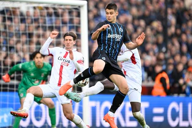 Club Brugge v Royal Antwerp FC - Jupiler Pro League BRUGGE, BELGIUM - NOVEMBER 30 : Tresoldi Nicolo forward of Club Brugge and Kouyate Kiki defender of Royal Antwerp FC jumping towards the ball during the Jupiler Pro League match between Club Brugge and Royal Antwerp FC on November 30, 2025 in Brugge, Belgium, 30 11 2025 Brugge Belgium  Copyright: xNicoxVereeckenx