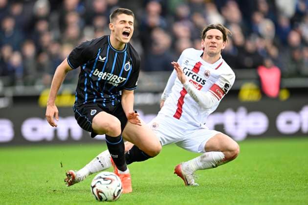 Club Brugge v Royal Antwerp FC - Jupiler Pro League BRUGGE, BELGIUM - NOVEMBER 30 : Tresoldi Nicolo forward of Club Brugge is being tackled by Praet Dennis midfielder of Royal Antwerp FC during the Jupiler Pro League match between Club Brugge and Royal Antwerp FC on November 30, 2025 in Brugge, Belgium, 30 11 2025 Brugge Belgium  Copyright: xNicoxVereeckenx