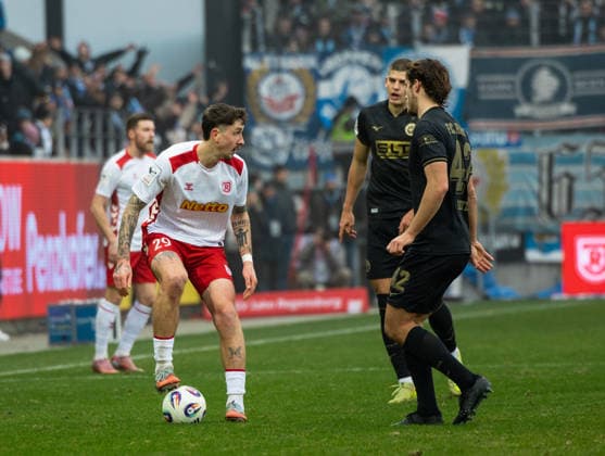Deutschland: Fußball, 3.Liga 2025 26, 16. Spieltag - SSV Jahn Regensburg vs FC Hansa Rostock - Jahnstadion (Regensburg): Adrian Fein (SSV Jahn Regensburg, 29) Benno Dietze (FC Hansa Rostock) Copyright: xChristopherxRupprechtx