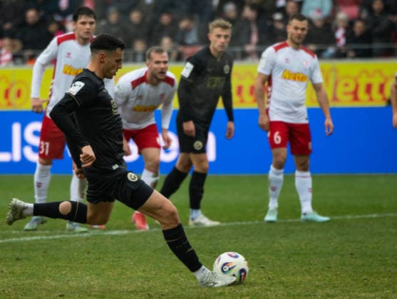 Deutschland: Fußball, 3.Liga 2025 26, 16. Spieltag - SSV Jahn Regensburg vs FC Hansa Rostock - Jahnstadion (Regensburg): Elfmeter von Kenan Fatkic (FC Hansa Rostock) Copyright: xChristopherxRupprechtx