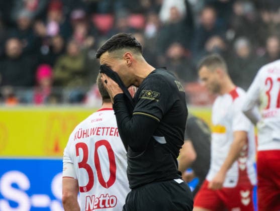 Deutschland: Fußball, 3.Liga 2025 26, 16. Spieltag - SSV Jahn Regensburg vs FC Hansa Rostock - Jahnstadion (Regensburg): Kenan Fatkic (FC Hansa Rostock) nach dem verschossenen Elfmeter Copyright: xChristopherxRupprechtx