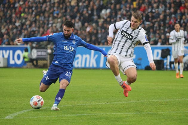 30.11.2025, Fussball, Herren, 2. Bundesliga, Saison 2025 2026, SV 07 Elversberg - SV Darmstadt 98, Lasse Günther (SV 07 Elversberg), Marco Richter (SV Darmstadt 98) Elversberg Ursapharm-Arena an der Kaiserlinde Saarland Deutschland (DEU)