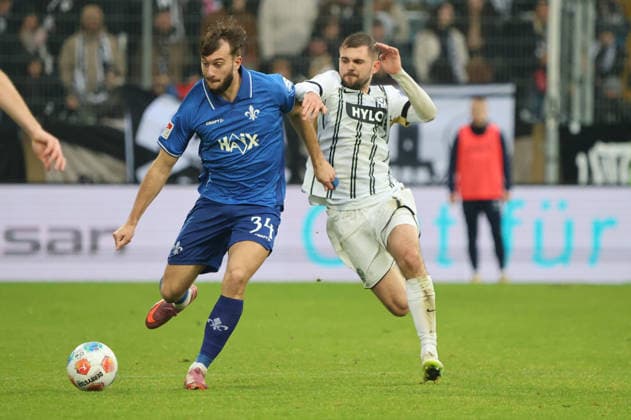 30.11.2025, Fussball, Herren, 2. Bundesliga, Saison 2025 2026, SV 07 Elversberg - SV Darmstadt 98, Lukasz Poreba (SV 07 Elversberg), Killian Corredor (SV Darmstadt 98) Elversberg Ursapharm-Arena an der Kaiserlinde Saarland Deutschland (DEU)
