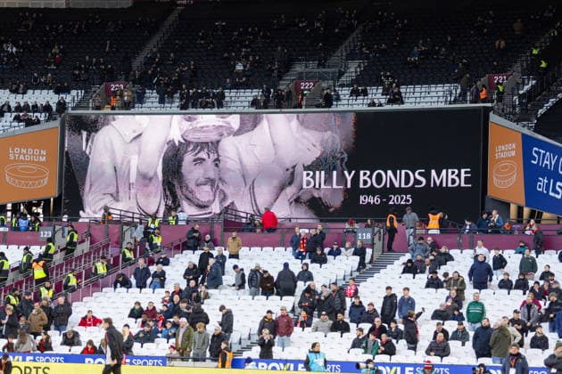 Football - FA Premier League - West Ham United FC v Liverpool FC LONDON, ENGLAND - Sunday, November 30, 2025: A screen with a message in memory of former captain and manager Billy Bonds MBE, who passed away this morning, before the FA Premier League match between West Ham United FC and Liverpool FC at the London Stadium. (Photo by David Rawcliffe Propaganda) LONDON London Stadium GREATER LONDON ENGLAND  Copyright: xDavidxRawcliffex P2025-11-30-West_Ham_Liverpool-35