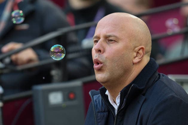 Liverpool manager Arne Slot blows a bubble during the Premier League match between West Ham United and Liverpool at London Stadium in London, England (Photo by Alexander Canillas Sports Press Photo) Copyright: xAlexanderxCanillas SPPx Sportspressphoto_SPR67730