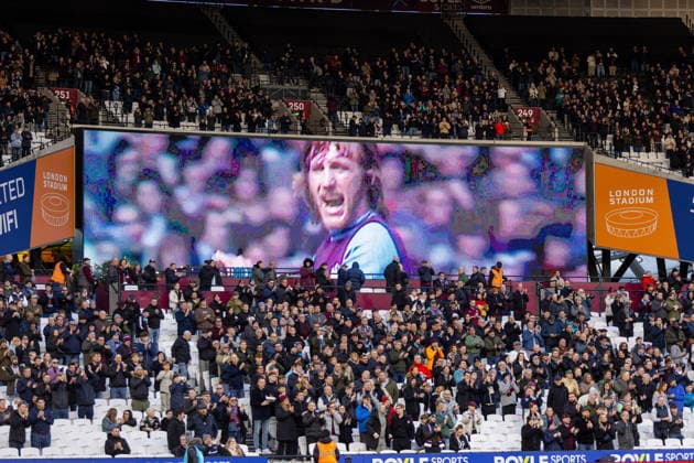 Football - FA Premier League - West Ham United FC v Liverpool FC LONDON, ENGLAND - Sunday, November 30, 2025: A screen with a picture in memory of former captain and manager Billy Bonds MBE, who passed away this morning, before the FA Premier League match between West Ham United FC and Liverpool FC at the London Stadium. (Photo by David Rawcliffe Propaganda) LONDON London Stadium GREATER LONDON ENGLAND  Copyright: xDavidxRawcliffex P2025-11-30-West_Ham_Liverpool-43