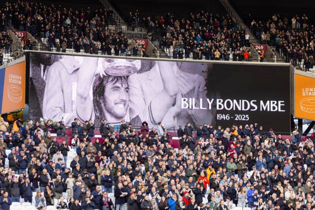 Football - FA Premier League - West Ham United FC v Liverpool FC LONDON, ENGLAND - Sunday, November 30, 2025: A screen with a message in memory for former captain and manager Billy Bonds MBE, who passed away this morning before the FA Premier League match between West Ham United FC and Liverpool FC at the London Stadium. (Photo by David Rawcliffe Propaganda) LONDON London Stadium GREATER LONDON ENGLAND  Copyright: xDavidxRawcliffex P2025-11-30-West_Ham_Liverpool-46