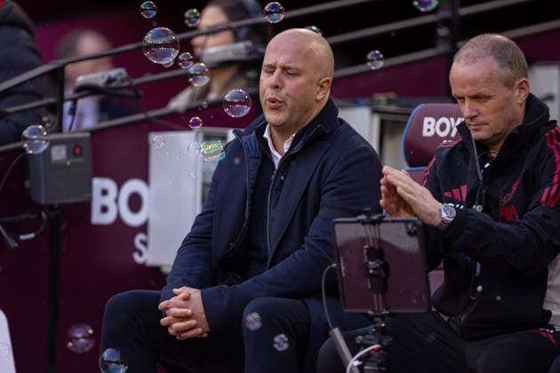 Football - FA Premier League - West Ham United FC v Liverpool FC LONDON, ENGLAND - Sunday, November 30, 2025: Liverpool s head coach Arne Slot blowing bubbles on the bench before the FA Premier League match between West Ham United FC and Liverpool FC at the London Stadium. (Photo by David Rawcliffe Propaganda) LONDON London Stadium GREATER LONDON ENGLAND  Copyright: xDavidxRawcliffex P2025-11-30-West_Ham_Liverpool-51