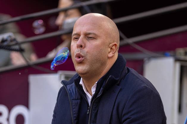 Football - FA Premier League - West Ham United FC v Liverpool FC LONDON, ENGLAND - Sunday, November 30, 2025: Liverpool s head coach Arne Slot blowing bubbles on the bench before the FA Premier League match between West Ham United FC and Liverpool FC at the London Stadium. (Photo by David Rawcliffe Propaganda) LONDON London Stadium GREATER LONDON ENGLAND  Copyright: xDavidxRawcliffex P2025-11-30-West_Ham_Liverpool-52