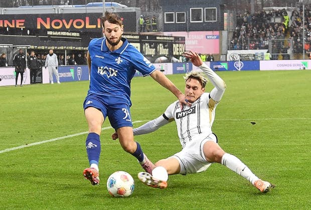 30.11.2025, xhbx, Fussball 2.Bundesliga, SV Elversberg - SV Darmstadt 98 v.l. Killian Corredor (SV Darmstadt 98), Nicholas Mickelson (SV Elversberg) (DFL DFB REGULATIONS PROHIBIT ANY USE OF PHOTOGRAPHS as IMAGE SEQUENCES and or QUASI-VIDEO) Elversberg