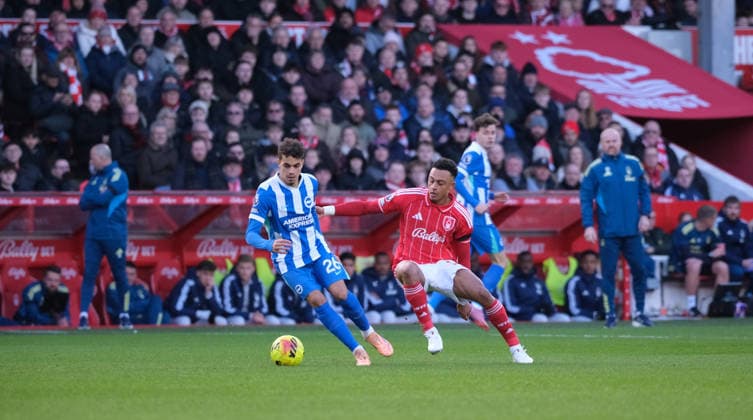 Yasin Ayari of Brighton & Hove Albion under pressure from Dan Ndoye of Nottingham Forest during the Premier league football match between Nottingham Forest and Brighton Hove Albion at City Ground in Nottingham. Copyright: xPaulxBonser SportsxPressxPhotox Sportspressphoto_SPR67734