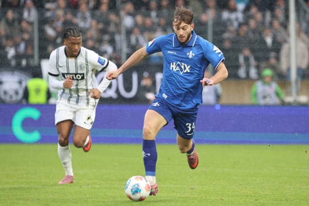 30.11.2025, Fussball, Herren, 2. Bundesliga, Saison 2025 2026, SV 07 Elversberg - SV Darmstadt 98, Jarzinho Malanga (SV 07 Elversberg), Killian Corredor (SV Darmstadt 98) Elversberg Ursapharm-Arena an der Kaiserlinde Saarland Deutschland (DEU)