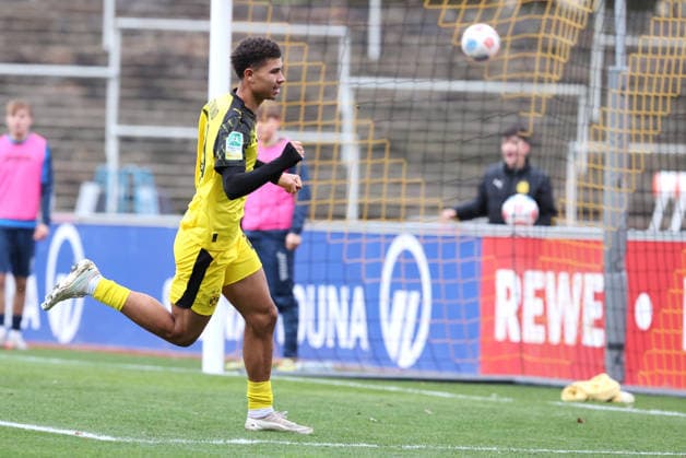 Sonntag 30.11.2025, Saison 2025 26, Regionalliga West, 17. Spieltag im Stadion Rote Erde Dortmund, BVB Borussia Dortmund II - SC Wiedenbrück, Dortmunder Torjubel zum 2:1: Jordi Leander Paulina (BVB II)