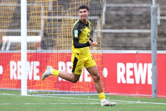 Sonntag 30.11.2025, Saison 2025 26, Regionalliga West, 17. Spieltag im Stadion Rote Erde Dortmund, BVB Borussia Dortmund II - SC Wiedenbrück, Dortmunder Torjubel zum 2:1: Jordi Leander Paulina (BVB II)