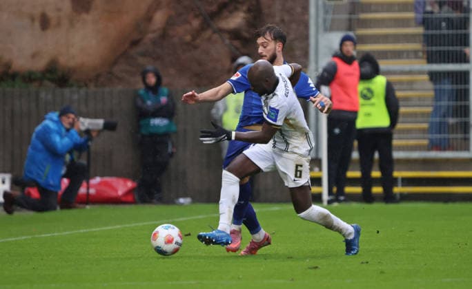 30.11.2025, Fussball, Herren, 2. Bundesliga, Saison 2025 2026, SV 07 Elversberg - SV Darmstadt 98, Killian Corredor (SV Darmstadt 98) Amara Conde (SV 07 Elversberg) Elversberg Ursapharm-Arena an der Kaiserlinde Saarland Deutschland (DEU)
