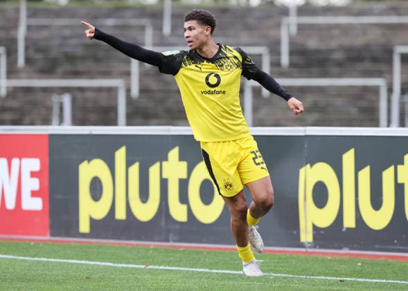 Sonntag 30.11.2025, Saison 2025 26, Regionalliga West, 17. Spieltag im Stadion Rote Erde Dortmund, BVB Borussia Dortmund II - SC Wiedenbrück, Dortmunder Torjubel zum 2:1: Jordi Leander Paulina (BVB II)