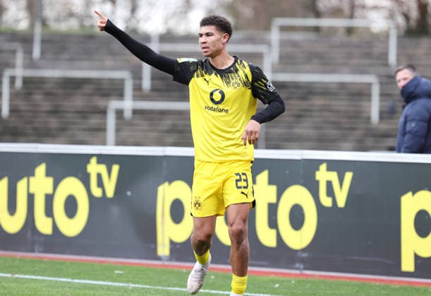 Sonntag 30.11.2025, Saison 2025 26, Regionalliga West, 17. Spieltag im Stadion Rote Erde Dortmund, BVB Borussia Dortmund II - SC Wiedenbrück, Dortmunder Torjubel zum 2:1: Jordi Leander Paulina (BVB II)