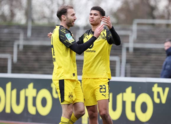 Sonntag 30.11.2025, Saison 2025 26, Regionalliga West, 17. Spieltag im Stadion Rote Erde Dortmund, BVB Borussia Dortmund II - SC Wiedenbrück, Dortmunder Torjubel zum 2:1: Michael Eberwein (BVB II) und Jordi Leander Paulina (BVB II), v.l.