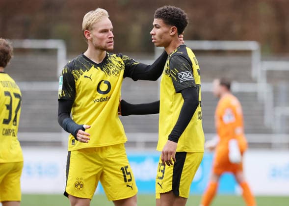 Sonntag 30.11.2025, Saison 2025 26, Regionalliga West, 17. Spieltag im Stadion Rote Erde Dortmund, BVB Borussia Dortmund II - SC Wiedenbrück, Dortmunder Torjubel zum 2:1: Ben Vincent Hüning (BVB II) und Jordi Leander Paulina (BVB II), v.l.
