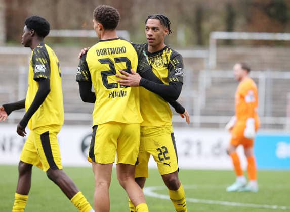 Sonntag 30.11.2025, Saison 2025 26, Regionalliga West, 17. Spieltag im Stadion Rote Erde Dortmund, BVB Borussia Dortmund II - SC Wiedenbrück, Dortmunder Torjubel zum 2:1: Jordi Leander Paulina (BVB II) und Filippo Calixte Mane (BVB II), v.l.
